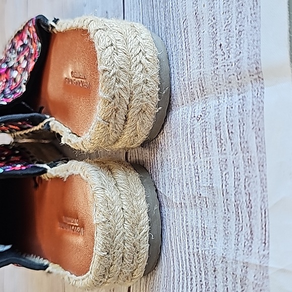 EUC AE sz 8 Aztecan slip on shoes, black/pink/purple/teal/white - Picture 5 of 7